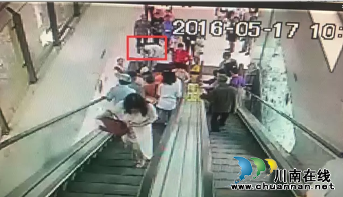 泸州一老一小自动扶梯摔倒&nbsp;女医生迅速抱起小孩(图1)
