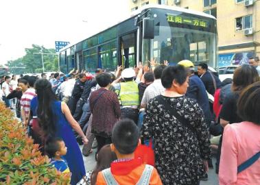 泸州：母子被卷入客车底&nbsp;30路人合力抬车施救(图1)