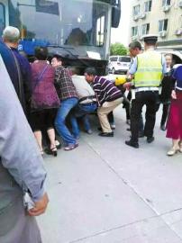 泸州：母子被卷入客车底&nbsp;30路人合力抬车施救(图2)