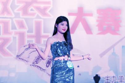 废旧纸箱做“战袍” 内江学生另类“服装秀”(图1) 废旧纸箱做“战袍” 内江学生另类“服装秀”(图1)