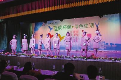 废旧纸箱做“战袍” 内江学生另类“服装秀”(图3) 废旧纸箱做“战袍” 内江学生另类“服装秀”(图3)
