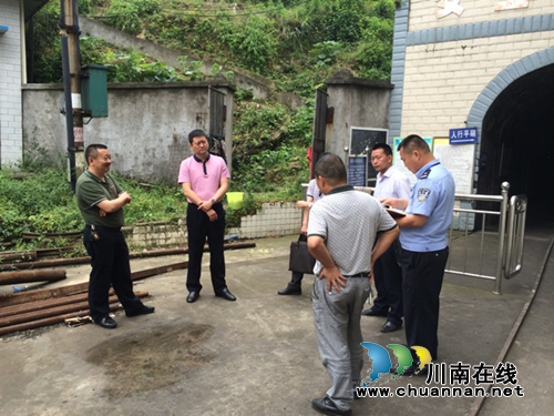 泸县检查石桥富银煤矿安全生产工作(图2) 泸县检查石桥富银煤矿安全生产工作(图2)