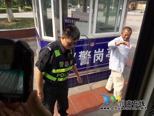 重庆男被困泸县无法回家 巡防队员资助路费(图1) 重庆男被困泸县无法回家 巡防队员资助路费(图1)