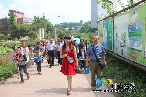 纳溪区开启老干部阳光之旅(图1) 纳溪区开启老干部阳光之旅(图1)