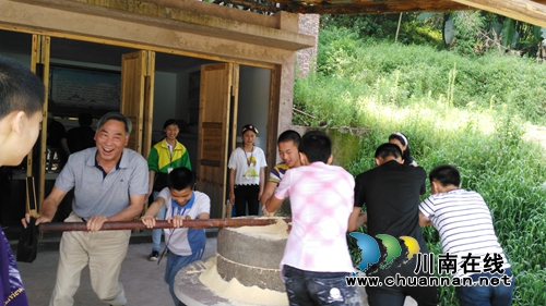 纳溪区开启老干部阳光之旅(图3) 纳溪区开启老干部阳光之旅(图3)
