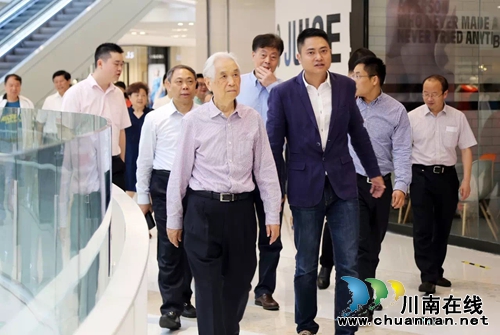 原四川省委书记谢世杰点赞佳乐世纪城“品位高”(图4) 原四川省委书记谢世杰点赞佳乐世纪城“品位高”(图4)