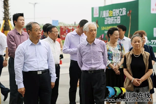 原四川省委书记谢世杰点赞佳乐世纪城“品位高”(图3) 原四川省委书记谢世杰点赞佳乐世纪城“品位高”(图3)