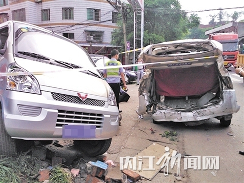 内江大货车赶场天横冲直撞 连撞13车致7人受伤(图2) 内江大货车赶场天横冲直撞 连撞13车致7人受伤(图2)