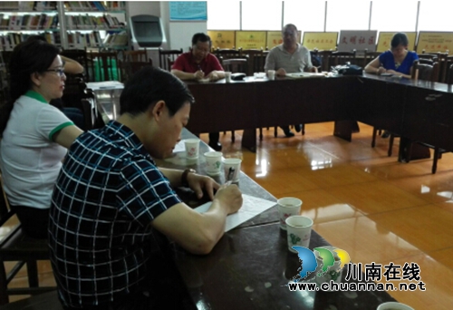 泸州市民宗局领导到濂溪路社区检查民族工作(图1)