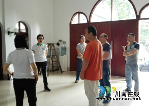 泸州市民宗局领导到濂溪路社区检查民族工作(图2)