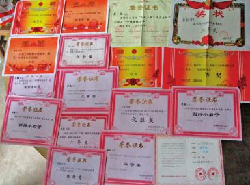 内江：妈妈背上的求学少女&nbsp;想用双脚感受大地(图2)