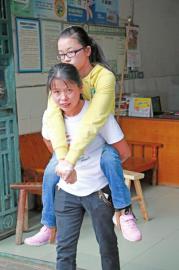 内江：妈妈背上的求学少女&nbsp;想用双脚感受大地(图1)