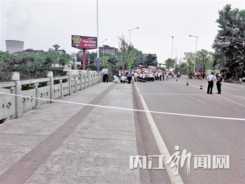 内江:男子草丛里身亡 家属怀疑被肇事移尸(图1) 内江:男子草丛里身亡 家属怀疑被肇事移尸(图1)