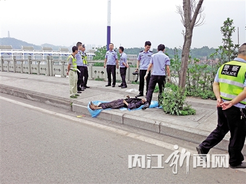 内江:男子草丛里身亡 家属怀疑被肇事移尸(图2) 内江:男子草丛里身亡 家属怀疑被肇事移尸(图2)