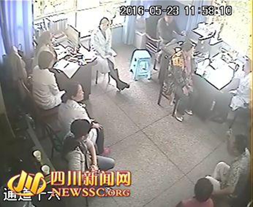 宜宾：新生儿患病就医起纠纷&nbsp;家属板凳砸院长(图1)