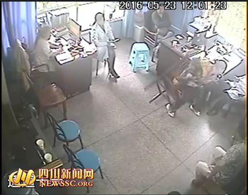 宜宾：新生儿患病就医起纠纷&nbsp;家属板凳砸院长(图2)