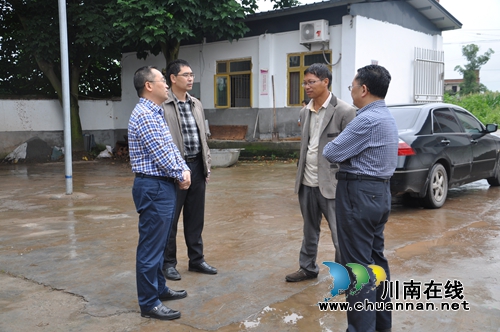 泸州市农业局领导到泸县检查汛期农机安全工作(图2) 泸州市农业局领导到泸县检查汛期农机安全工作(图2)