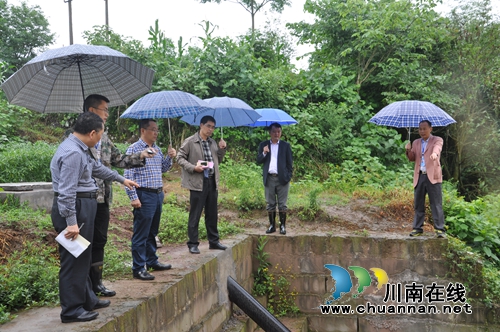 泸州市农业局领导到泸县检查汛期农机安全工作(图3) 泸州市农业局领导到泸县检查汛期农机安全工作(图3)