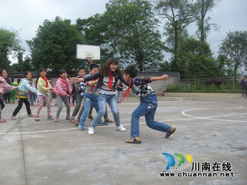 泸州：大学生村官志愿者给留守儿童送快乐(图1)