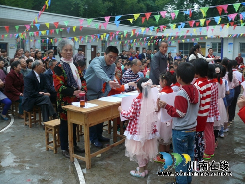 叙永水尾百花小学举行关爱留守儿童汇报演出(图1)