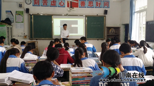平板电脑送进校园 叙永山里娃用上“高科技”了(图1) 平板电脑送进校园 叙永山里娃用上“高科技”了(图1)