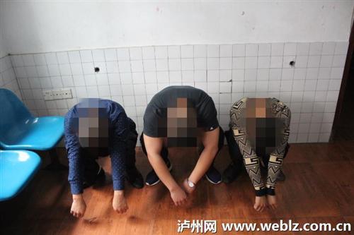 泸州三男子胆子好大！&nbsp;当街撒尿还打警察(图1)