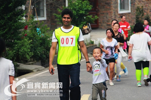 宜宾：印度友人变身“007”&nbsp;&nbsp;与消防官兵约跑(图2)