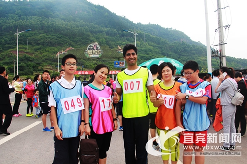 宜宾：印度友人变身“007”&nbsp;&nbsp;与消防官兵约跑(图1)