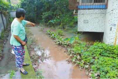 自贡：隔壁排水管塌方惹祸&nbsp;小区居民搭板凳回家(图1)