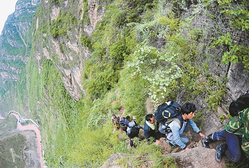 大凉山“悬崖村”折射扶贫路上的急和难(图1)