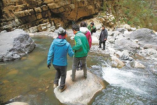 大凉山“悬崖村”折射扶贫路上的急和难(图3)