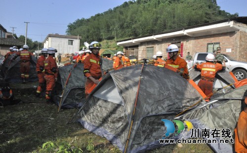 地震救援演练 泸县政府消防队苦训铸“铁军”(图4) 地震救援演练 泸县政府消防队苦训铸“铁军”(图4)