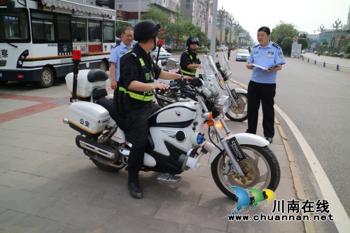 泸县警方督察泸县“曲艺之乡”活动安保工作(图1) 泸县警方督察泸县“曲艺之乡”活动安保工作(图1)