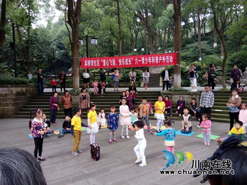 泸州:“奖状大礼包”让儿童欢乐过“六一”(图2) 泸州:“奖状大礼包”让儿童欢乐过“六一”(图2)