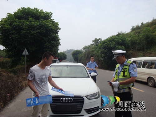 嘉明:司机既不带证又不挂车牌 遭扣车处罚(图1) 嘉明:司机既不带证又不挂车牌 遭扣车处罚(图1)