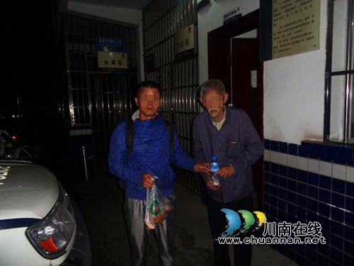 遇到八旬老汉迷路 云锦民警热心帮其寻家(图2) 遇到八旬老汉迷路 云锦民警热心帮其寻家(图2)