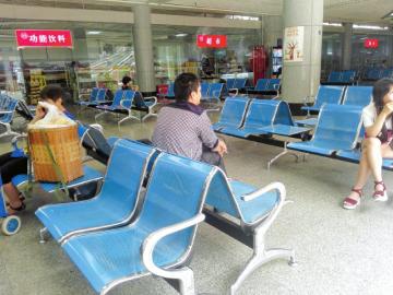 自贡:无视禁烟标识 20分钟内3人在候车厅吸烟(图1) 自贡:无视禁烟标识 20分钟内3人在候车厅吸烟(图1)