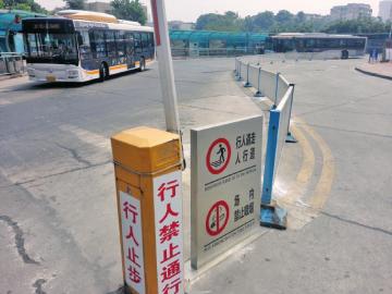 自贡:无视禁烟标识 20分钟内3人在候车厅吸烟(图2) 自贡:无视禁烟标识 20分钟内3人在候车厅吸烟(图2)
