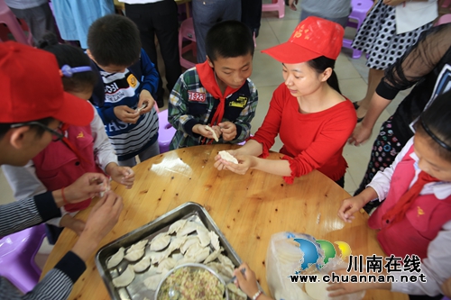 纳溪志愿者送亲情 与留守儿童同过六一节(图2) 纳溪志愿者送亲情 与留守儿童同过六一节(图2)