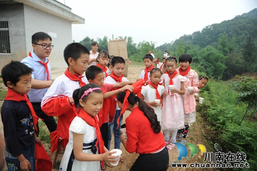 西南医科大学附属医院万元捐助旺龙村小(图12) 西南医科大学附属医院万元捐助旺龙村小(图12)