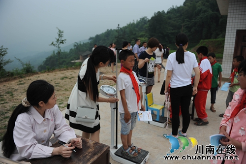 西南医科大学附属医院万元捐助旺龙村小(图17) 西南医科大学附属医院万元捐助旺龙村小(图17)