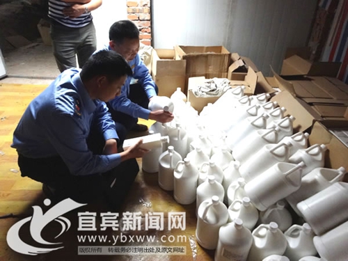 宜宾查封一洗发水制假窝点 歪产品能装3辆卡车(图1) 宜宾查封一洗发水制假窝点 歪产品能装3辆卡车(图1)