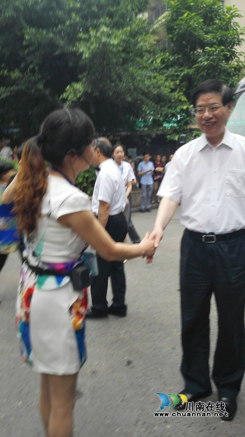 省委常委、统战部长崔保华视察泸州濂溪路社区(图1)
