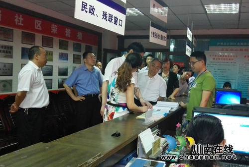 省委常委、统战部长崔保华视察泸州濂溪路社区(图2)