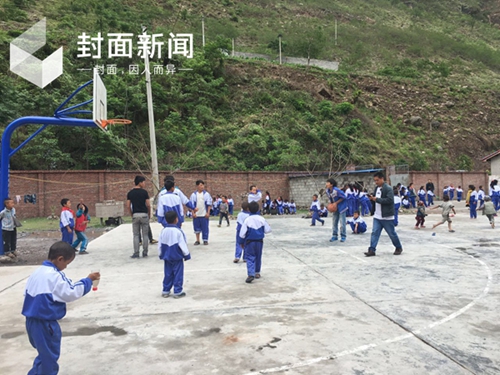 凉山“悬崖村”的儿童节充满欢声笑语(图3) 凉山“悬崖村”的儿童节充满欢声笑语(图3)
