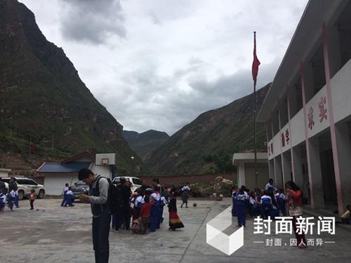 凉山“悬崖村”的儿童节充满欢声笑语(图5) 凉山“悬崖村”的儿童节充满欢声笑语(图5)