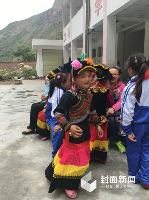 凉山“悬崖村”的儿童节充满欢声笑语(图7) 凉山“悬崖村”的儿童节充满欢声笑语(图7)