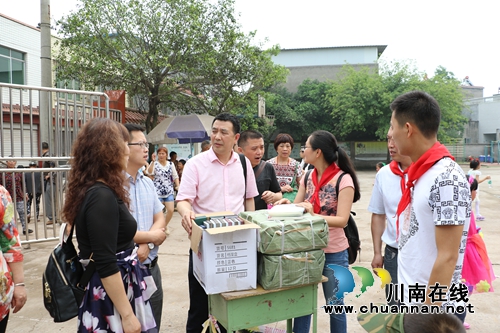 一个饺子一片情!泸县国土局为留守儿童送温暖(图3) 一个饺子一片情!泸县国土局为留守儿童送温暖(图3)