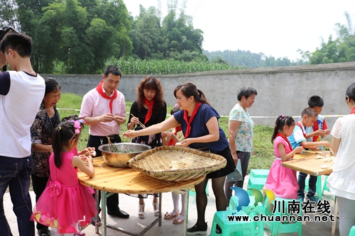一个饺子一片情!泸县国土局为留守儿童送温暖(图2) 一个饺子一片情!泸县国土局为留守儿童送温暖(图2)