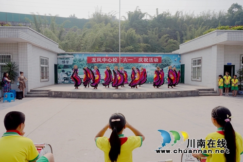 红歌送欢乐 叙永“老玩童”与学生共度儿童节(图2) 红歌送欢乐 叙永“老玩童”与学生共度儿童节(图2)
